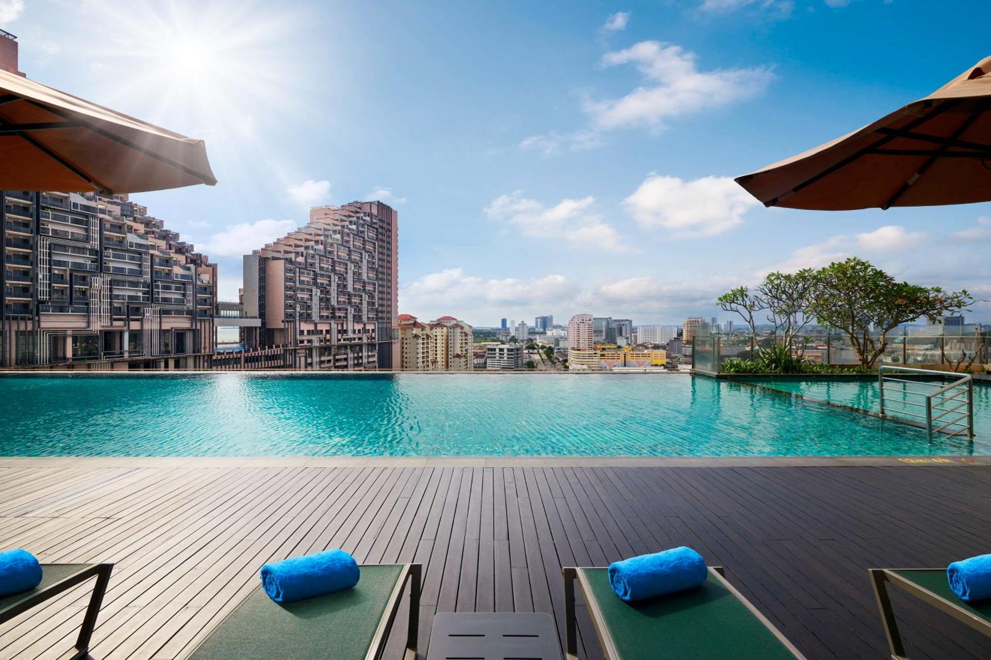 马六甲希尔顿逸林酒店 Malacca 外观 照片 The swimming pool at the hotel